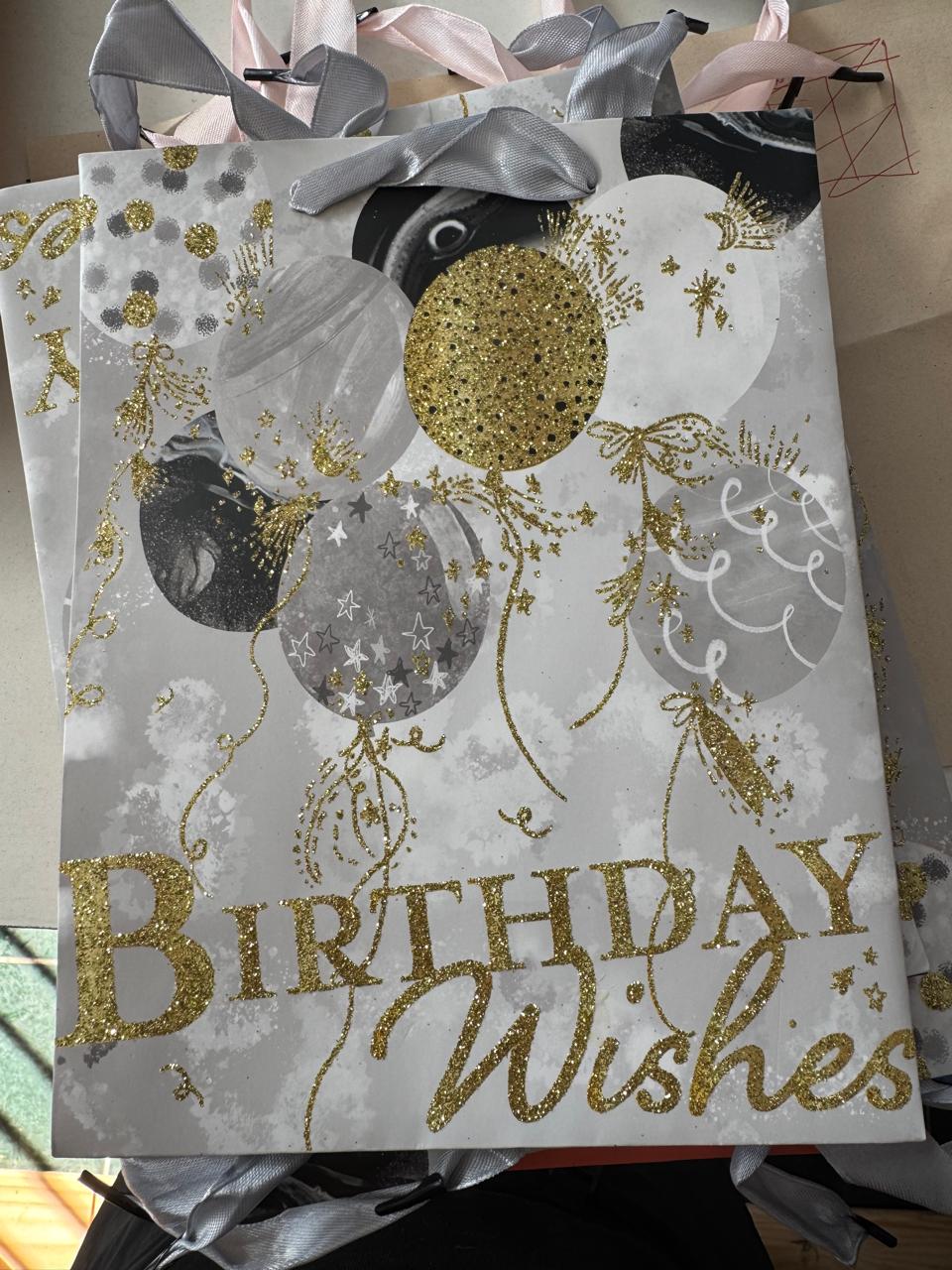 Bolsa de Regalo “Birthday Wishes” Elegante con Detalles Dorados